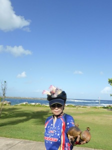 眩~~手拿棋盤果 , 頭頂花