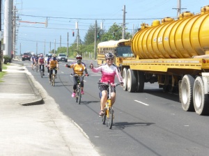 汽車多而有序…我們成縱隊オ不妨礙他用路人…
