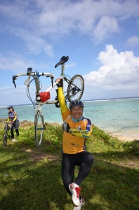 舊阿伯，寶刀未老，單腳站立手舉車